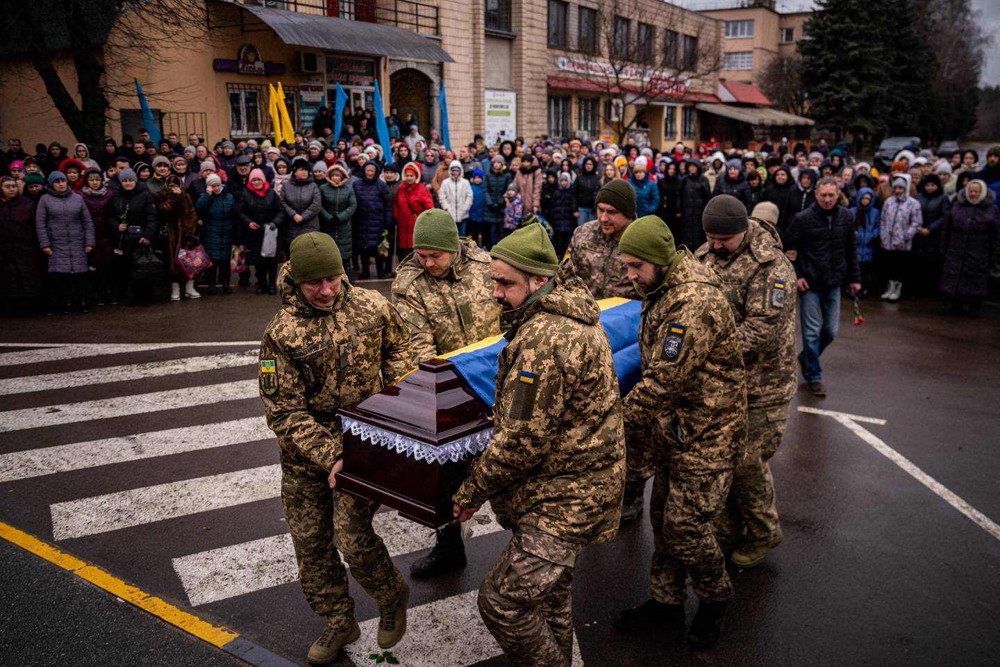 Kista til en soldat som ble drept i Donetsk-regionen bæres i begravelsen nær Kyiv.