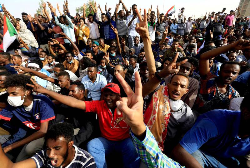 Demonstranter i hovedstaden Khartoum har store forhåpninger etter rapportene om at Omar al-Bashirs avgang. Her utenfor forsvarsdepartementet torsdag.