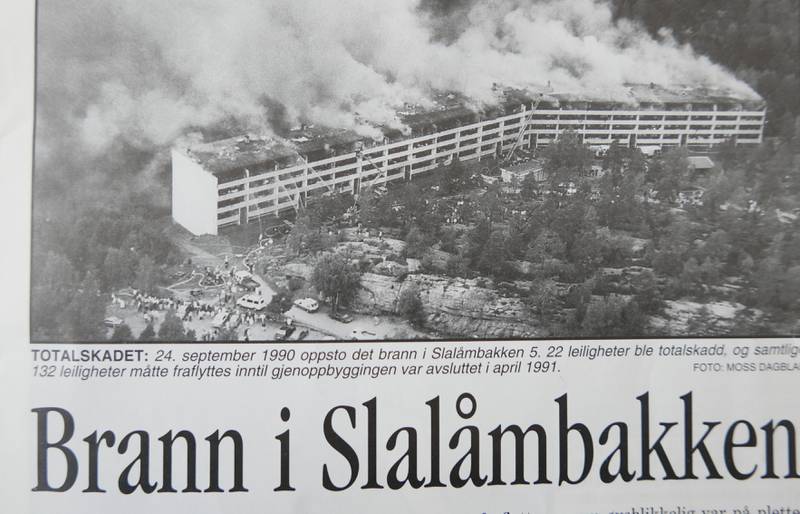 KATASTROFEBRANN: Brannen i Slalåmbakken 5 på Gjerrebogen i Moss ble omtalt som Norges største boligbrann da den brøt ut 24. september 1990. Ingen menneskeliv gikk tapt, men alle de 132 leilighetene måtte fraflyttes inntil boligblokka sto ferdig gjenoppbygd i april 1991.  BILDET ER HENTET FRA 50-ÅRSBERETNINGEN TIL MOSS BOLIGBYGGELAG