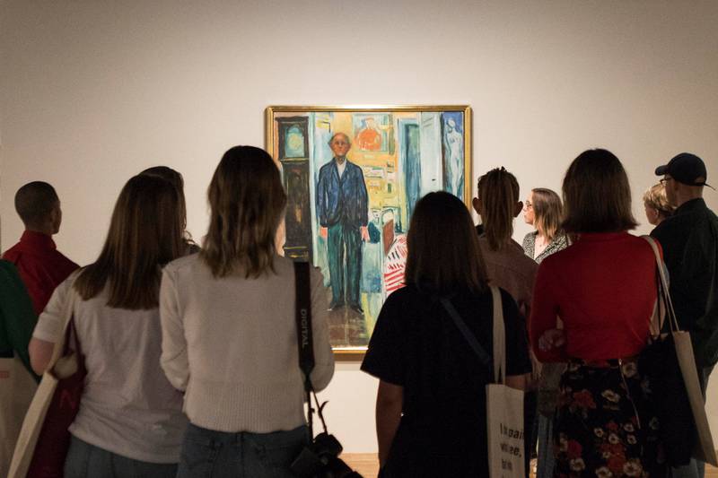 Edvard Munch var 80 år da han fullførte «Mellom klokken og sengen» (1940-43). Det er hovedbildet i utstillingen med samme navn.