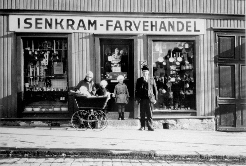 John Petter Ingvaldsen slo seg opp som handelsmann i Strømsveien 49. Her med datter Helga og hennes tre døtre i 1925.