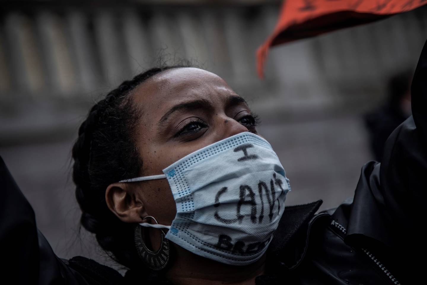 En demonstrant roper slagord under demonstrasjonen utenfor Stortinget. På munnbindet står det «I can’t breathe», til minne om George Floyd.