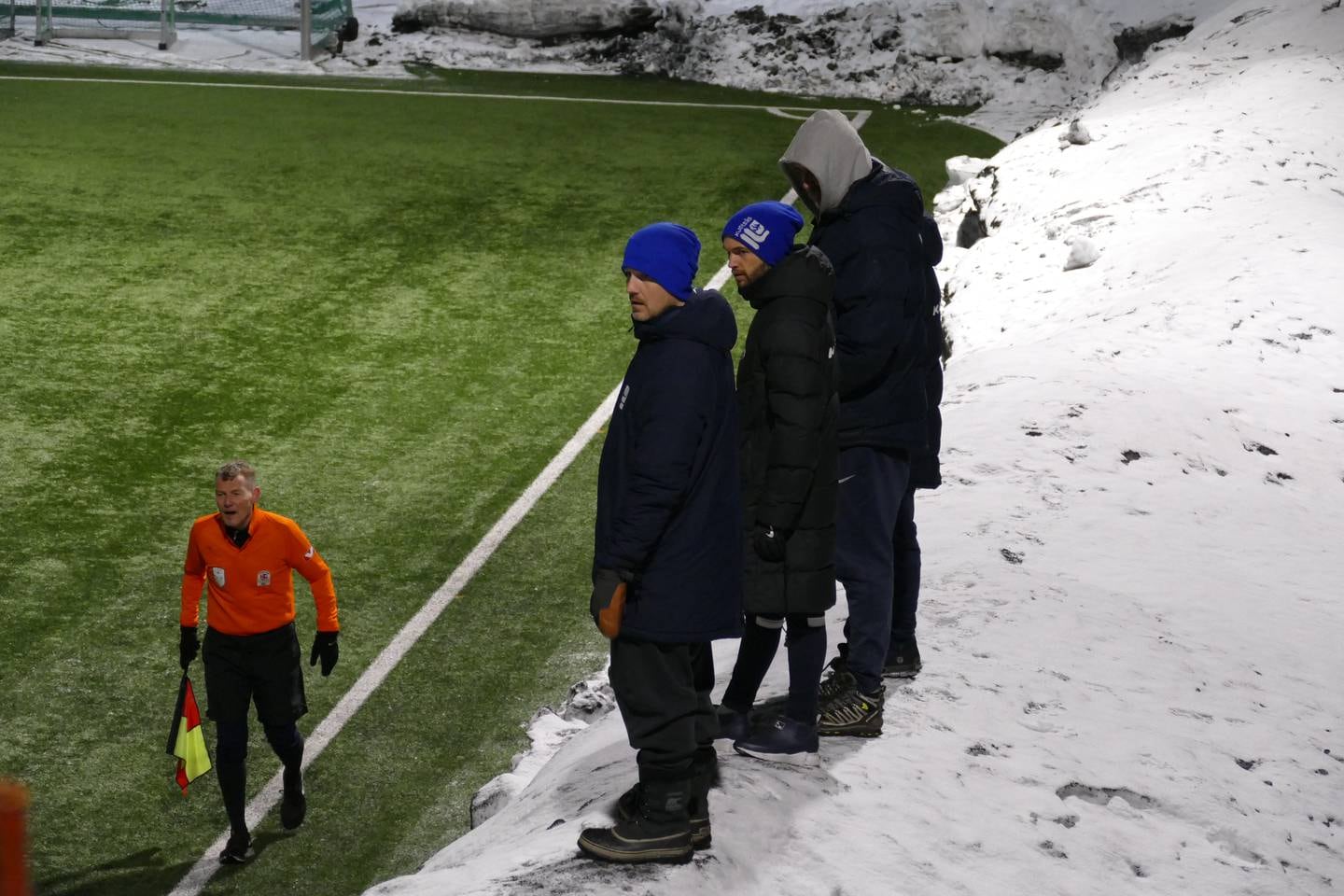 Kjelsås-trenerne Eivind Kampen og Jørgen Bjørn fikk god oversikt fra snøhaugene på Nordstrand.