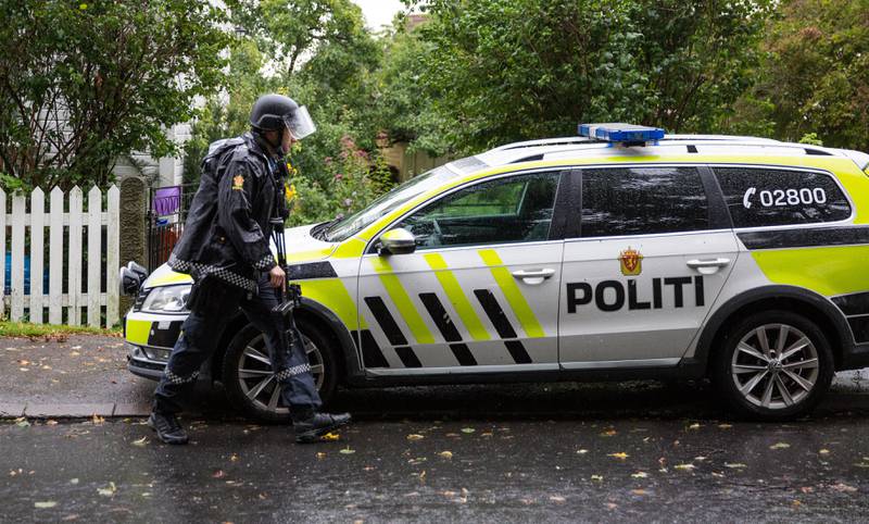 Politiet rykket ut med store styrker til boligen på Skarmyra mandag morgen. I jakten etter gjerningspersonene skjedde det også en væpnet politiaksjon i Oslo noe senere på morgenen. 