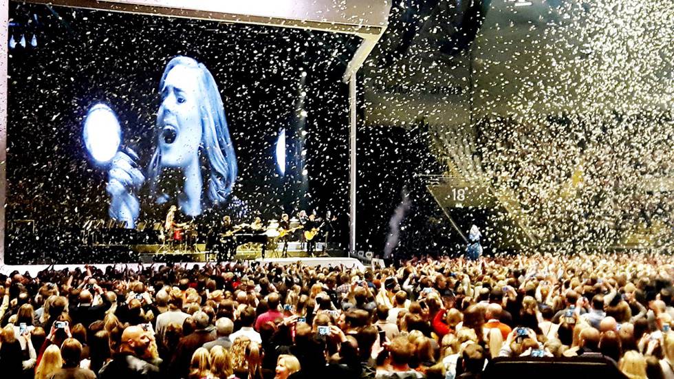 Adele innfridde på Telenor Arena på Fornebu utenfor Oslo søndag kveld, mener Dagsavisens anmelder.