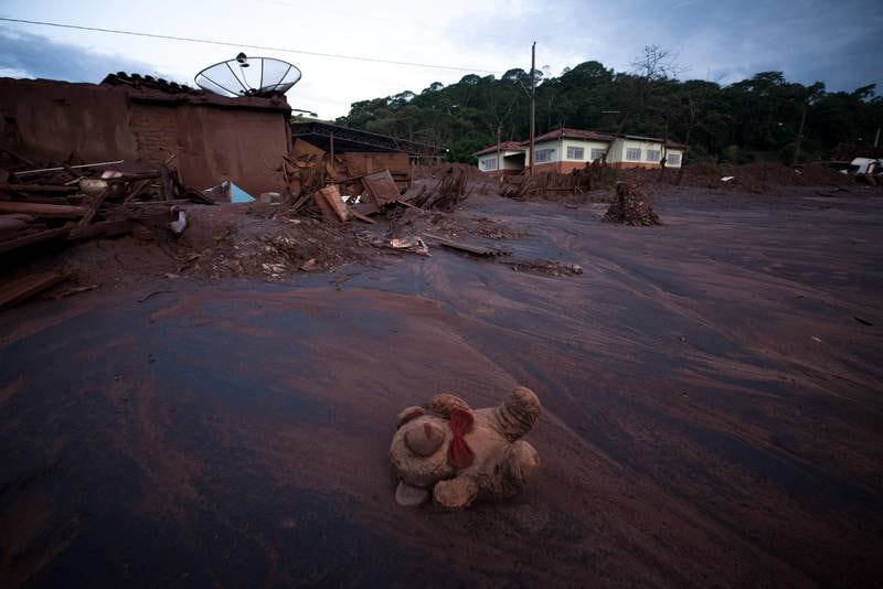 Avfallsdammen Fundão rommet over 62 millioner kubikkmeter med gruveavfall. Da dammen brast skapte den en kjempebølge nesten tre meter høy. Den første landsbyen bølga traff, Bento Rodrigues, ble       fullstendig ødelagt og fem mennesker mistet livet.