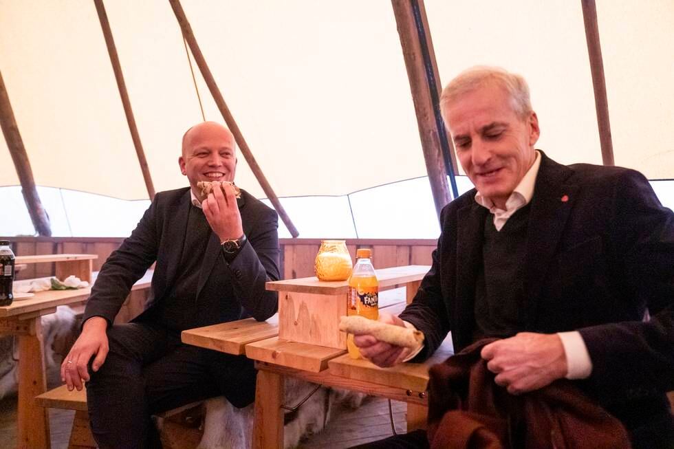 Trygve Slagsvold Vedum spiste pølser sammen med Jonas Gahr Støre etter at de presenterte den nye regjeringsplattformen.