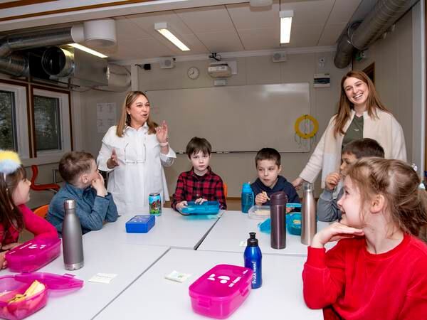 Natalya måtte flykte til datteren i Norge. Nå underviser mor og datter ukrainske barn i samme klasserom
