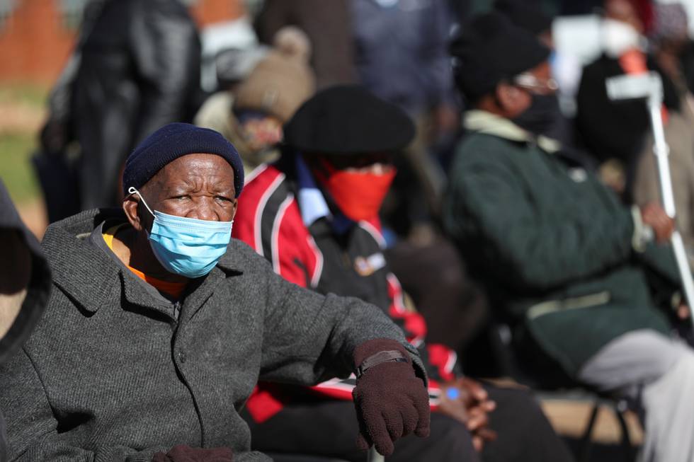 Det gikk veldig bra på det afrikanske kontinentet før pandemien kom, skriver vår kommentator. En mann med munnbind venter på vaksine på et eldresenter utenfor Johannesburg 17. mai.