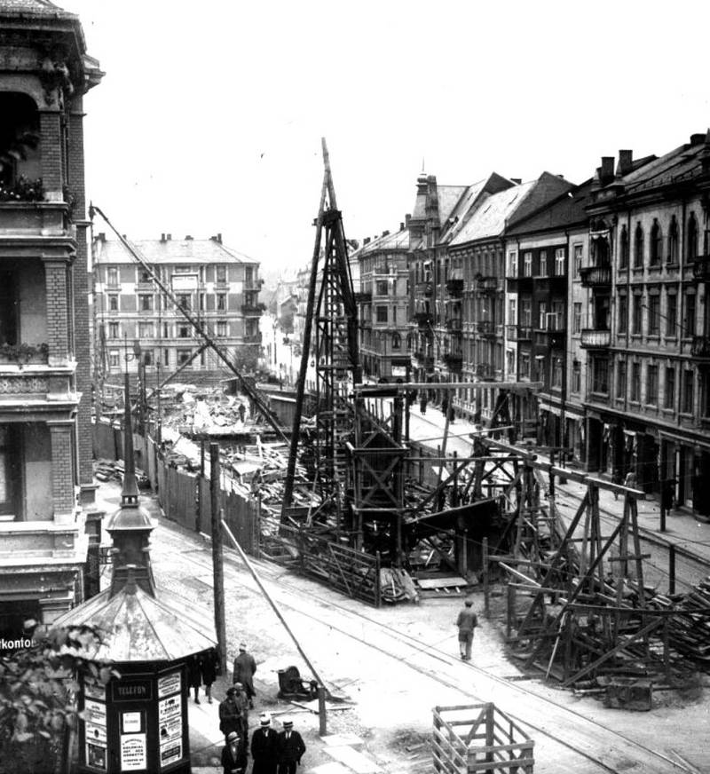 Konstruksjonen av undergrunnsstasjonen ved Valkyries plass ca. 1913, som ble bygget ved en tilfeldighet etter at 800 kvadratmeter gatelegeme falt sammen på grunn av dårlige grunnforhold.