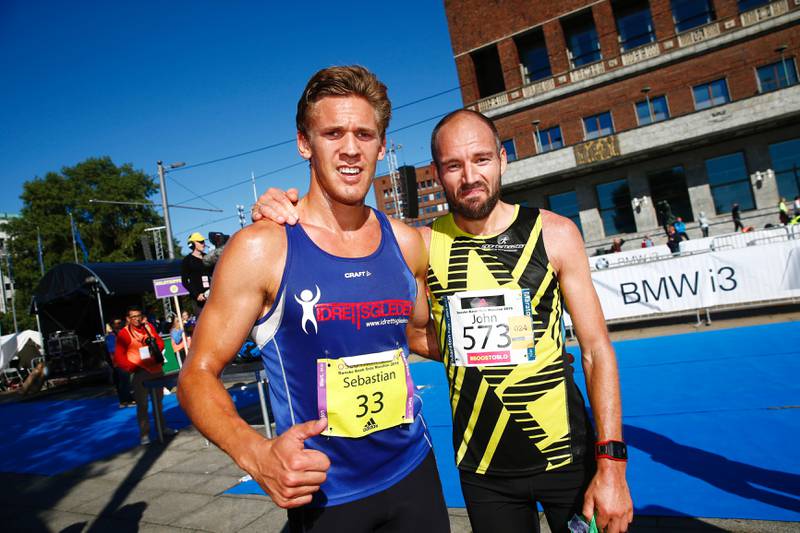 Sebastian Conrad Håkansson (tv) fra Danmark kom på andreplass og John Henry Strupstad ble treer på fullmaraton. FOTO: HEIKO JUNGE/NTB SCANPIX
