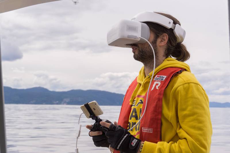 Bli med på undervannsightseeing med drone i Lysefjorden. 