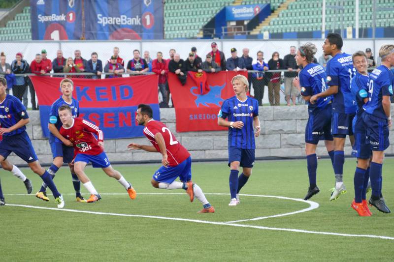 Jens Rongved og Mustafa Hassaen utfordrer Stabæk-forsvaret. Publikum har ryggen til landslagets treningsøkt på banen i bakgrunnen.