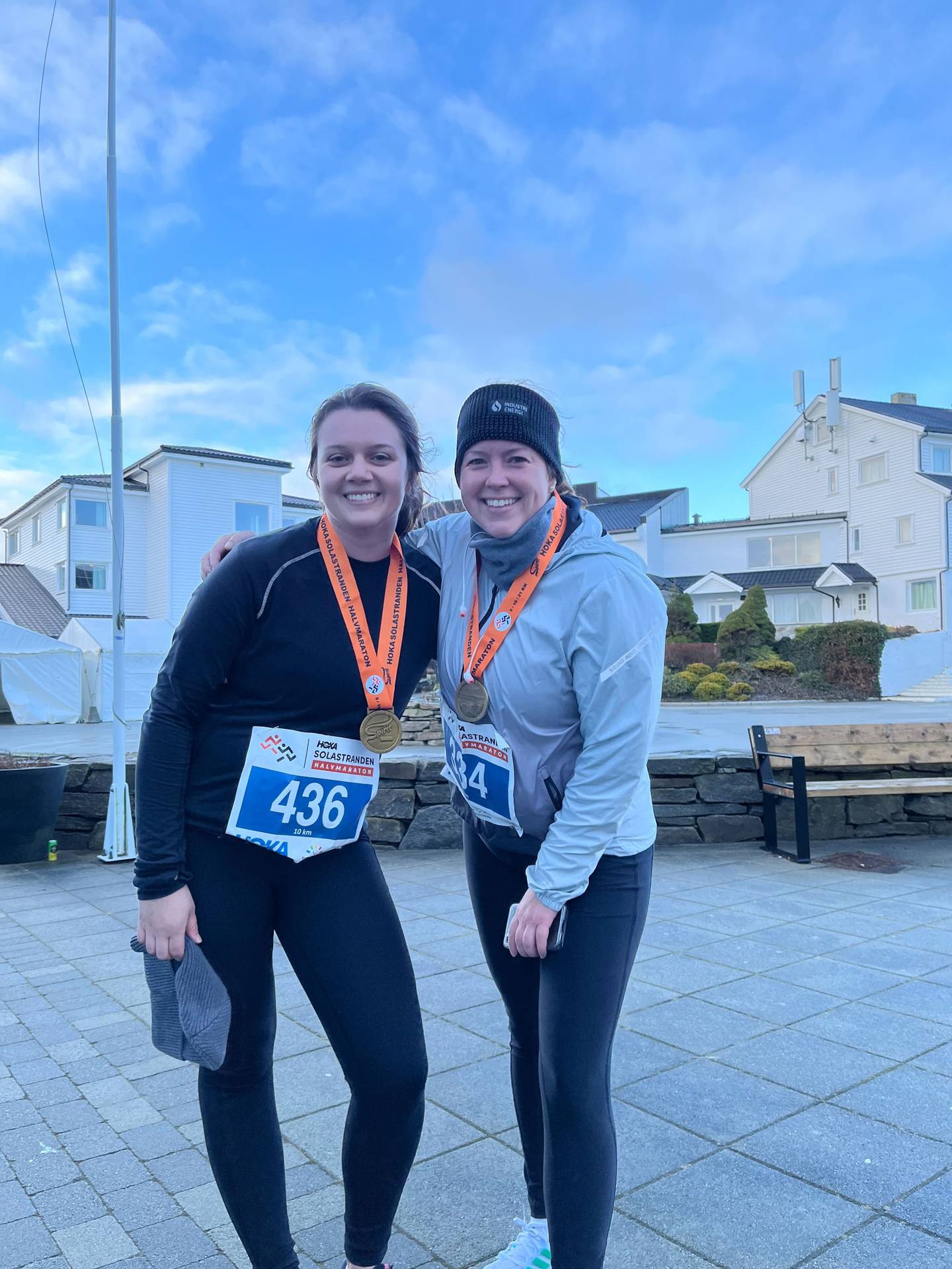 Kollegaene Sarah Cornehl og Tanja Kristine Lüngen har trent hver for seg, men gjennomførte ti-kilometer-løpet på Solastranden Halvmaraton sammen.