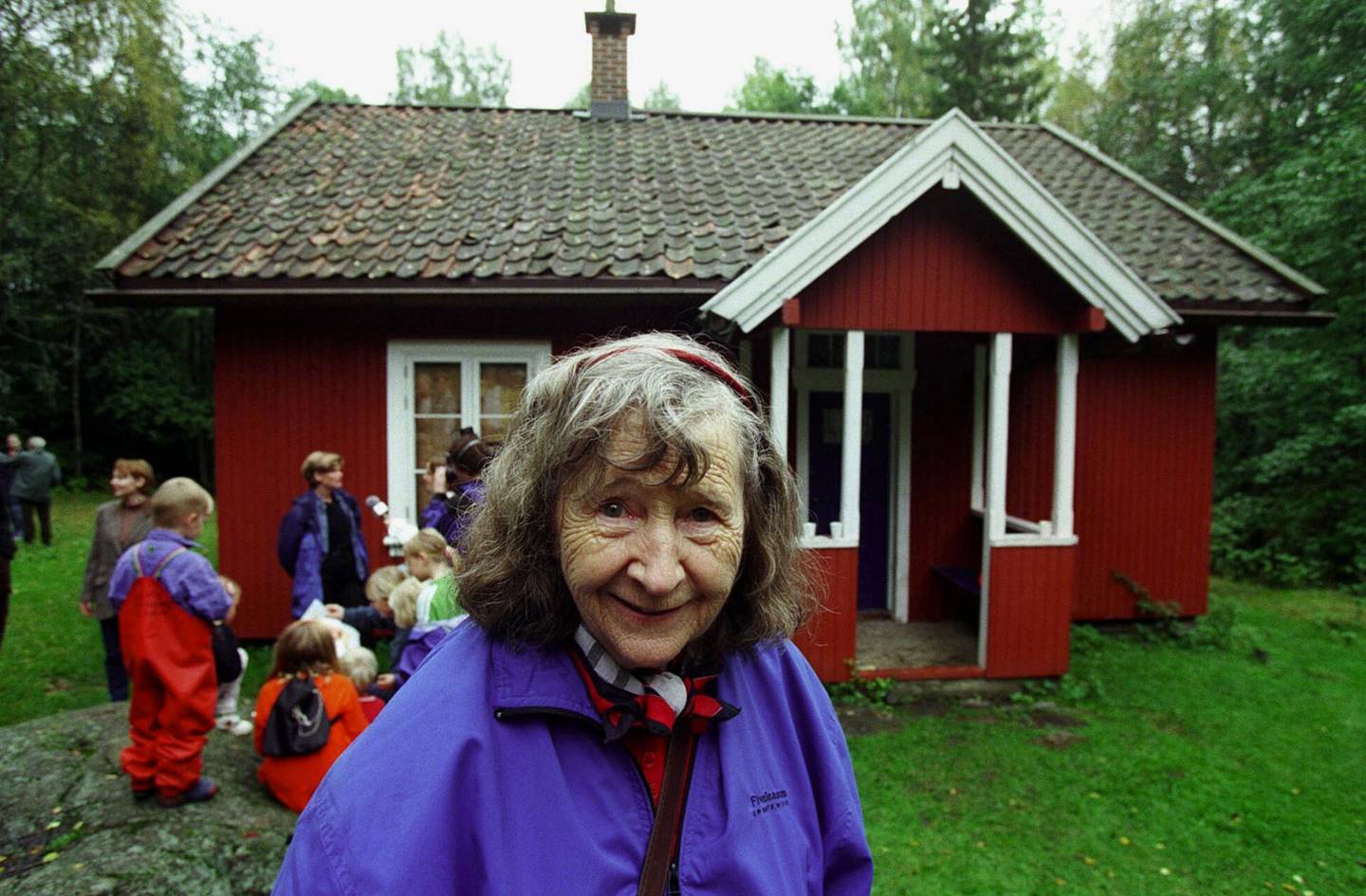 Anne Cath Vestly, her i 1999 foran det lille huset i skogen, som ble brukt i filmatiseringen av «Mormor og de åtte ungene i byen»