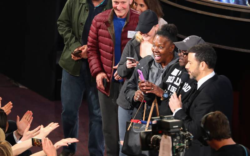 Jimmy Kimmel (nærmest) gjorde et stunt ved å lure en busslast filmturister inn på Oscar-gallaen.