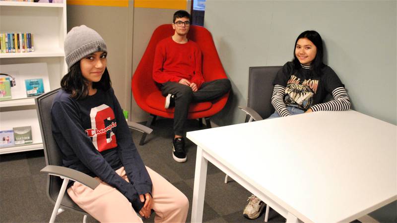 Roza Breefkany (13, t.v.), Derin Yaekob (15) og Nathalie Jonassen (12) mener Selbak er bra, og at biblioteket er mye av grunnen til det.
