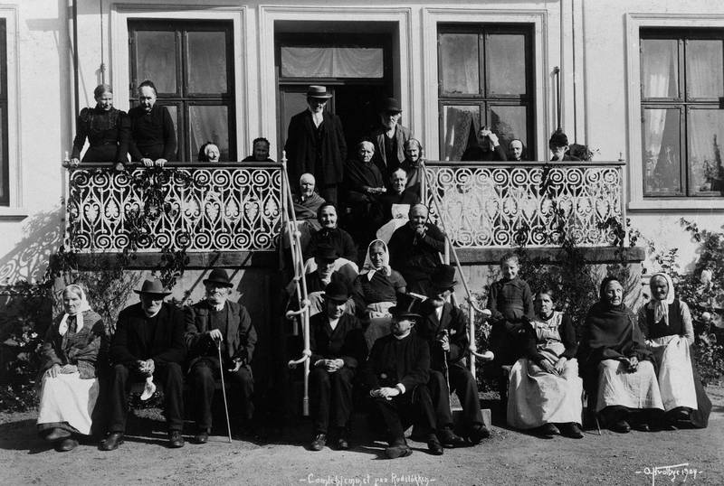 Beboerne oppstilt utenfor Petrus menighets gamlehjem i Verksgata 6 på Rodeløkka i 1904.