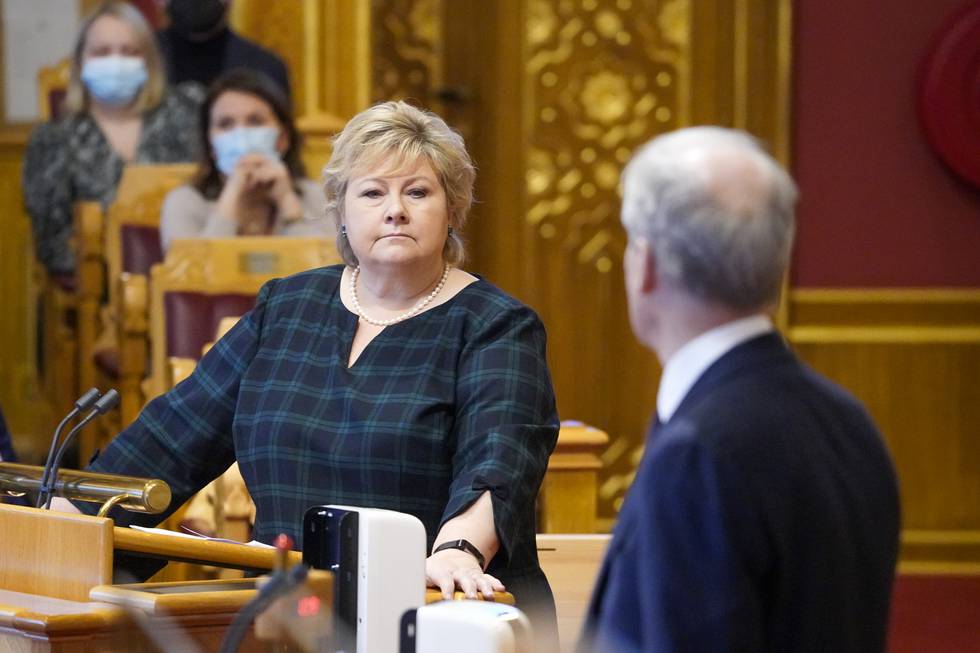 Erna Solberg (H) og statsminister Jonas Gahr Støre (Ap) under Stortingets spørretime.