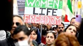 Iranske demonstranter trosser myndighetene