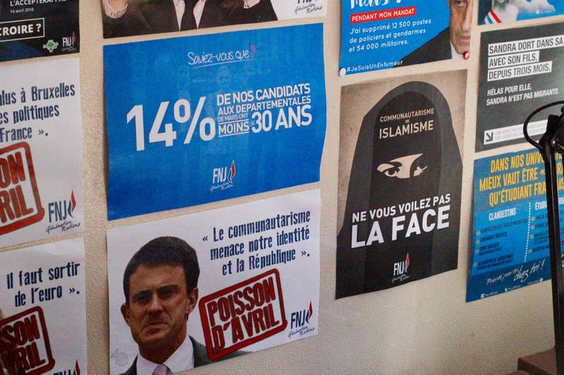 Islam og angrep på politiske motstandere er de viktigste temaene på plakatveggen hos de unge i Nasjonal Front.