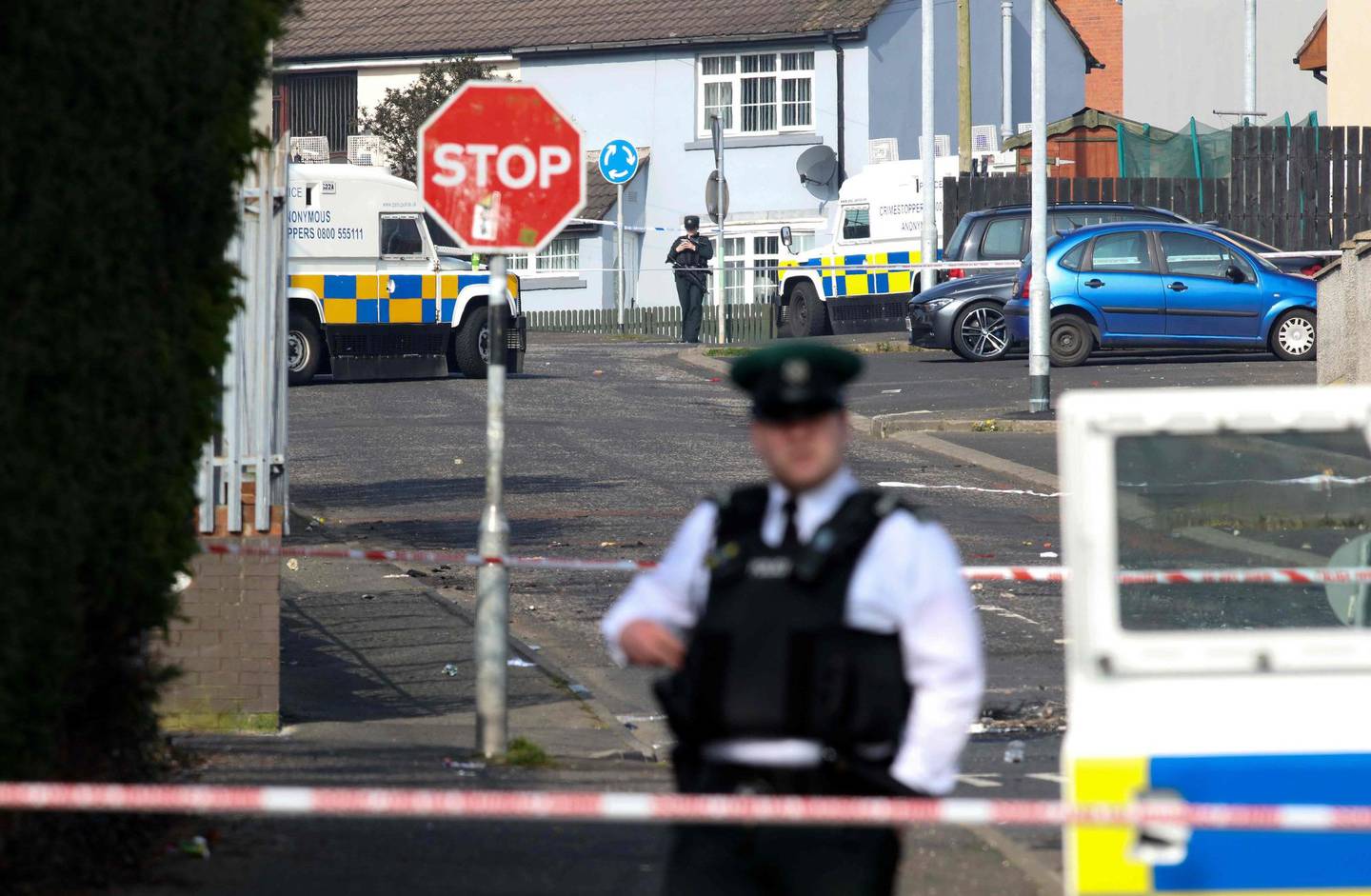 Police secure the area where a journalist was fatally shot amid rioting overnight in the Creggan area of Derry (Londonderry) in Northern Ireland on April 19, 2019. - Journalist Lyra McKee was shot dead overnight during riots in the Creggan area of Derry, Northern Ireland, in what police on April 19 were treating as a terrorist incident following the latest upsurge in violence to shake the troubled region. (Photo by Paul Faith / AFP)