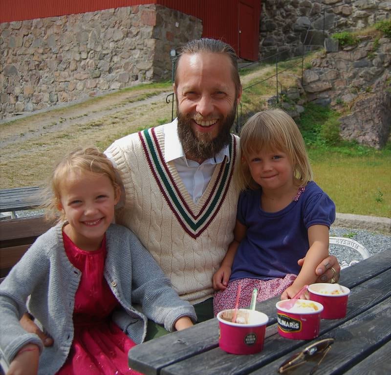 MED PAPPA PÅ JOBB: Scenegraf Even Børsum har med seg døtrene Edith og Olava.