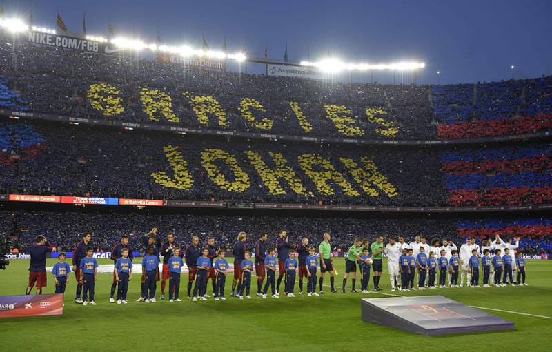 Før avspark samlet spillere og publikum seg til ett minutts stillhet til minne om Johan Cruyff, en av mange Barcelona-legender. FOTO: LLUIS GENE/AFP/NTB SCANPIX
