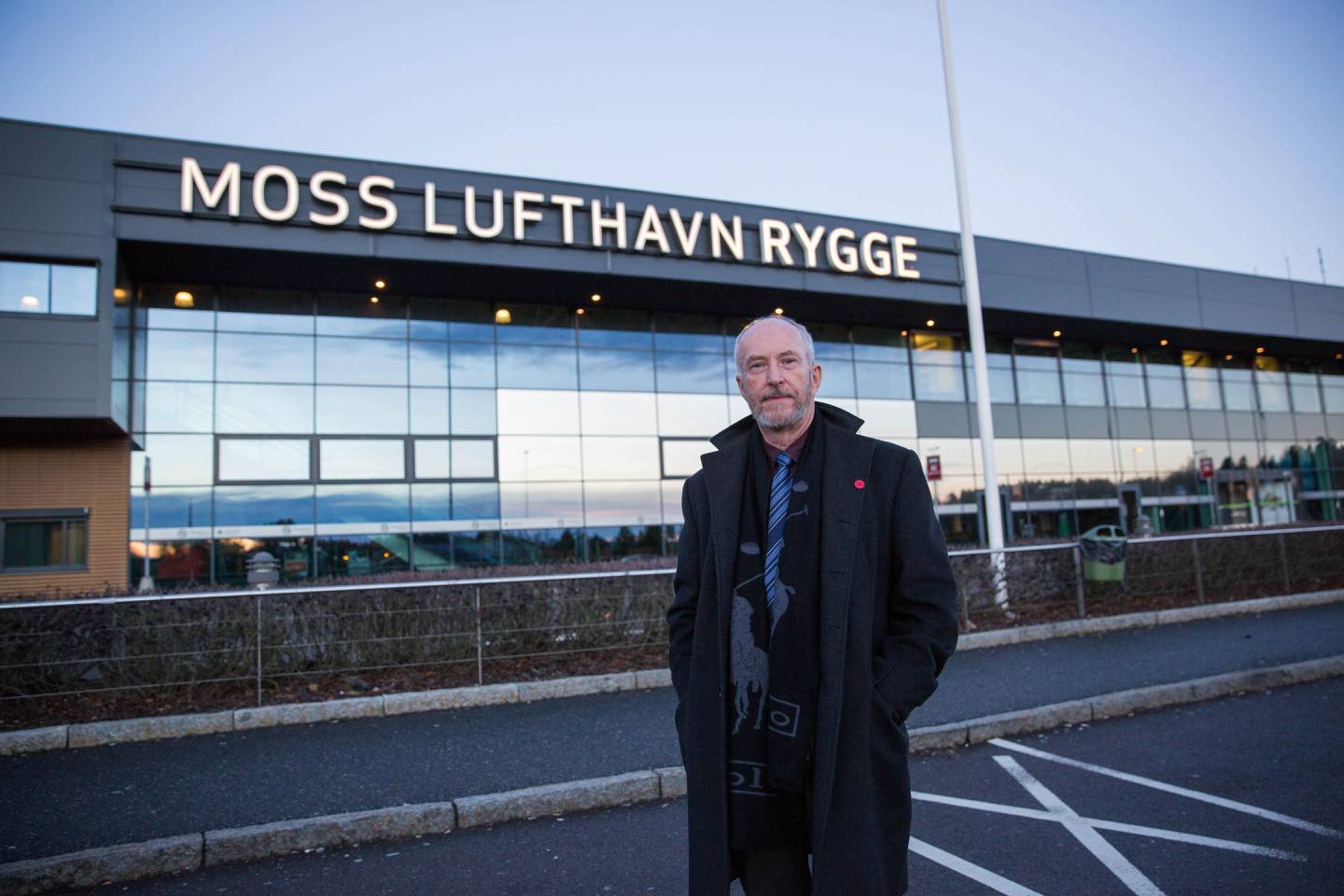 Ole Haabeth (Ap), fylkesordfører i Østfold, foran Moss Lufthavn Rygge (MLR).