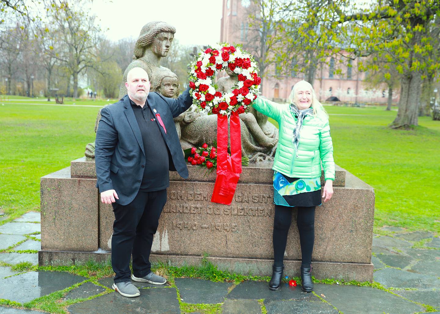 LO-leder Vidar Schei og Birgit Skjæret NKP Østfold holder en krans som skal legges ved minnesmerket.