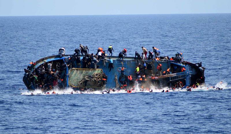 Desperate menneske hoppar frå båten som er i ferd med å gå rundt utanfor kysten av Libya sist veke. Den    italienske kystvakta redda 500 migrantar, men minst sju personar drukna. 1.000 menneske har drukna nord for Libya så langt i år, ifølge IOM. FOTO: MARINA MILITARE/NTB SCANPIX