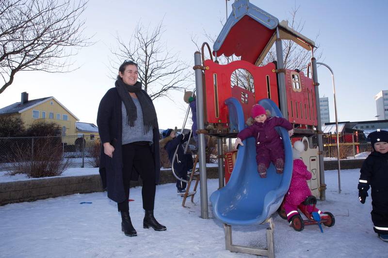 Virksomhetsleder Anne Oxås utenfor Lassamyra barnehage, der Liv (3) bruker sklien. Foto: Stein Roger Fossmo