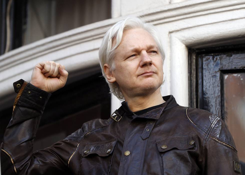 Julian Assange hilser på sine støttespillere utenfor Ecuadors ambassade i London i 2017. Fredag ble det klart at Assange anker den britiske regjeringens avgjørelse om å utlevere ham til USA, der han risikerer flere år i fengsel. Arkivfoto: Frank Augstein / AP / NTB