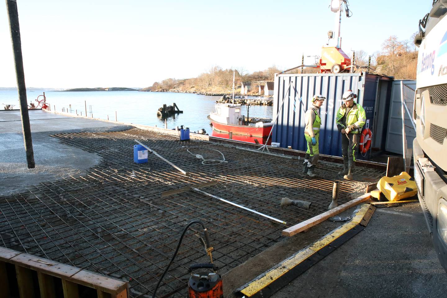 Bygging av ny kai på Austre Åmøy er i full gang.