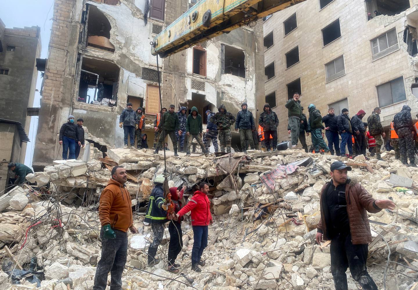Redningsmannskaper leter etter overlevende i en kollapset bygning i Hama, Syria.