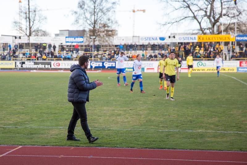 MFK-trener Ole Martin Nesselquist klapper for at spillerne klarte å utligne til 2-2 før fulltid.