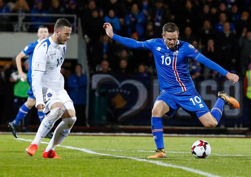 Gylfi Sigurdsson scorer det første målet i Reykjavik mandag kveld.