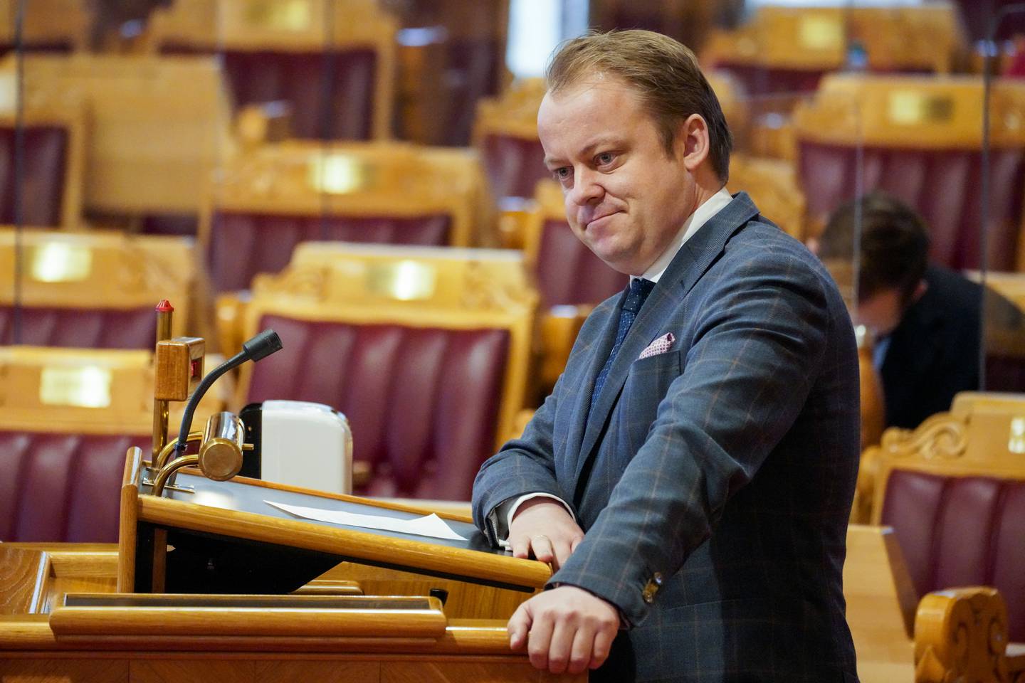 Erlend Wiborg (Frp) tok opp flyplassaken i Stortinget mandag, men var skuffet over svarene han fikk fra den nye samferdselsministeren. Her fra en tidligere anledning.