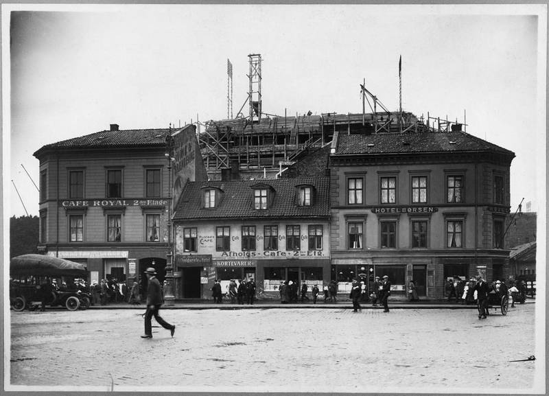 O. Rustads avholdskafé og hotell på Jernbanetorget i 1918.