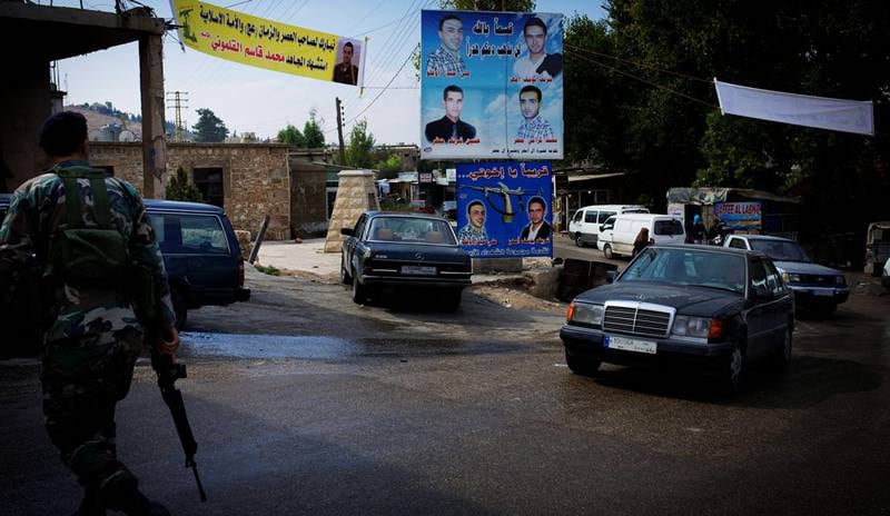 I sentrum av Labweh henger store martyrplakater av menn som er drept i kamp. Et stort gult banner viser en av de åtte Hizbollah-krigerne som ble drept da Nusra-fronten angrep dem litt lenger sør i Bekaadalen i begynnelsen av oktober. FOTO: KYRRE LIEN
