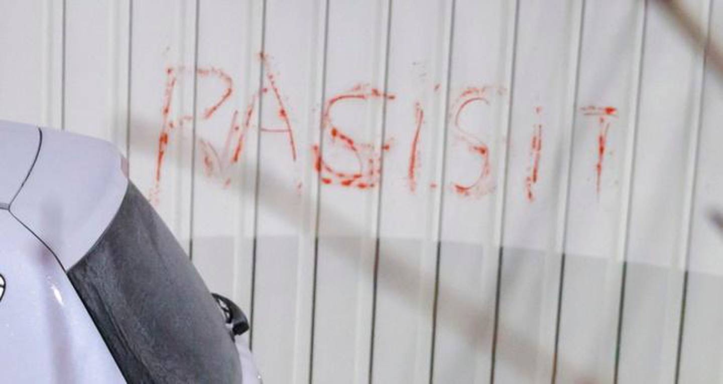 OSLO  20181206.
Ordet "Rasist" er tagget på en bil og på huset  til justisminister Tor Mikkel Wara.

Foto: Cornelius Poppe / NTB scanpix