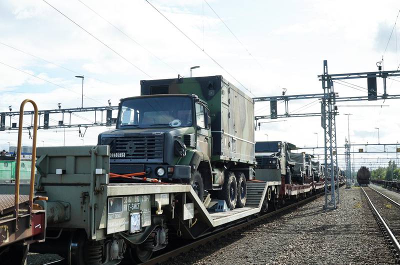 FØRSTE TOG: Det aller første toget med militært materiell til bruk under NATO-øvelsen Trident Juncture, ankom Alnabru i Oslo torsdag ettermiddag. I alt skal over 10.000 kjøretøy på plass før øvelsen starter. FOTO: STEFAN OKSTVEIT/BANE NOR