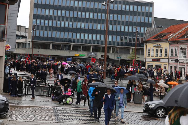 Regntung, men stemningsfull 17. mai for store og små i Fredrikstad sentrum.