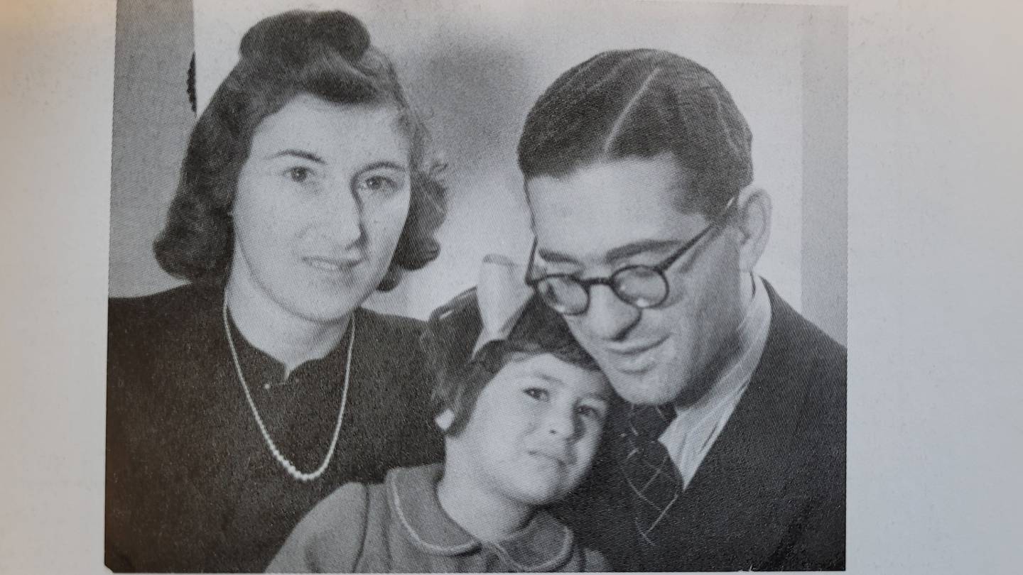 Solveig, Mona og Robert Levin, i Oslo 1942, før arrestasjonene og deportasjonene av de norske jødene. Fra boka «Mors historie: En familiesaga» (Kagge)