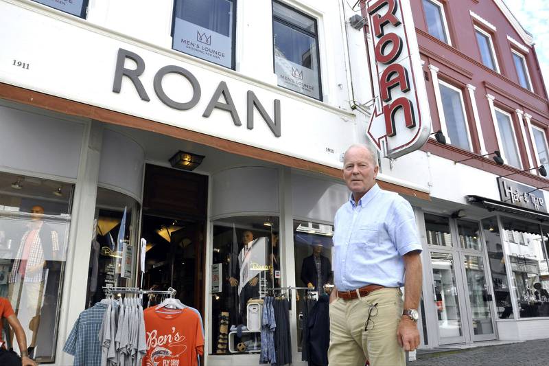 Mangeårige butikkeier Ragnvald Roan nekter å tro at Sandnes sentrum blir folk foretrukne handelssentrum  selv om Langgata oppgraderes.