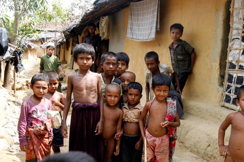 Rohingya-barn poserer for kamera i Kutupalong flyktningleir i Bangladesh. Rohingyene får ikke statsborgeskap i Myanmar, men i  Bangladesh venter dårlige forhold. FOTO: RAFIQUIR RAHMAN/NTB SCANPIX