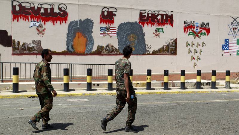 Houthi-militsen har kontroll over hovedstaden Sana og har tagget ned den amerikanske ambassaden. FOTO: NTB SCANPIX