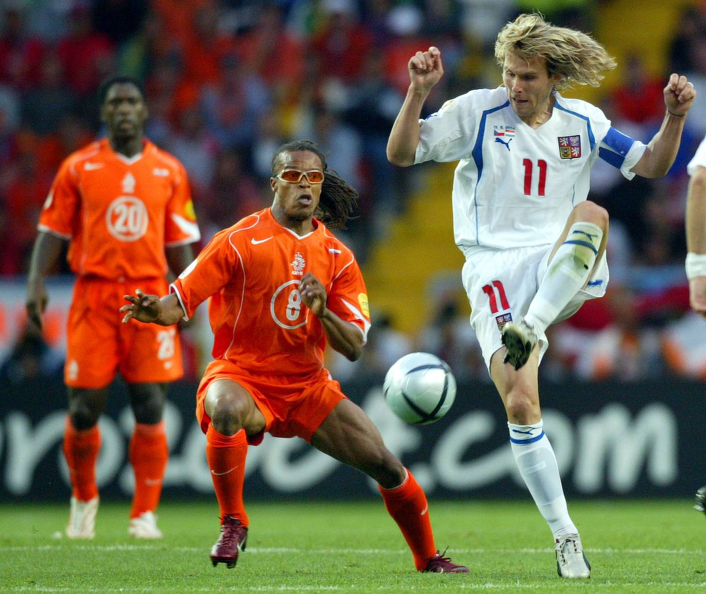Nederlands Edgar Davids og Tsjekkias Pavel Nedved i aksjon i 2004-EM. For en match!