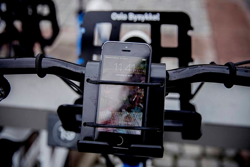 Plass til smarttelefonen. Med appen Oslo Bysykkel kan du se hvor nærmeste stativ er, og hvor mange sykler og låser som er tilgjengelige.