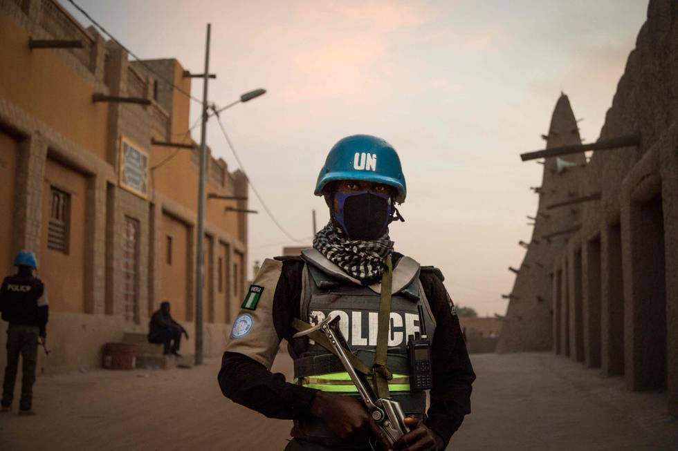 Soldat fra FNs MUNISMA-styrke patruljerer foran den store moskeen i byen Timbuktu i Mali, desember 2021. To FN-soldater ble drept og en såret 3. juni i år etter at en bombe eksploderte sentralt i Mali.